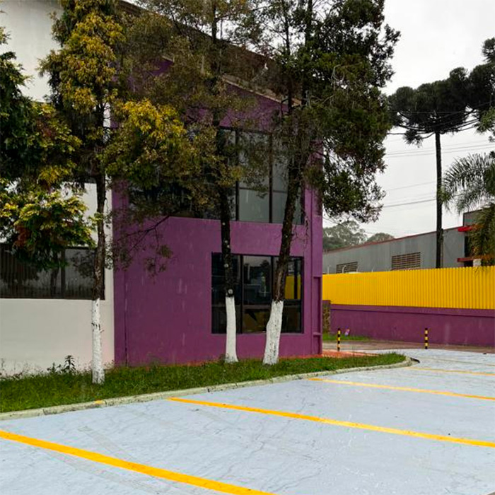 Fachada com cores roxo e amarelo