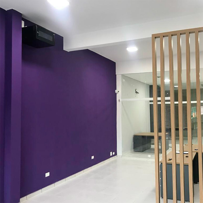 Textura em parede com divisória de madeira